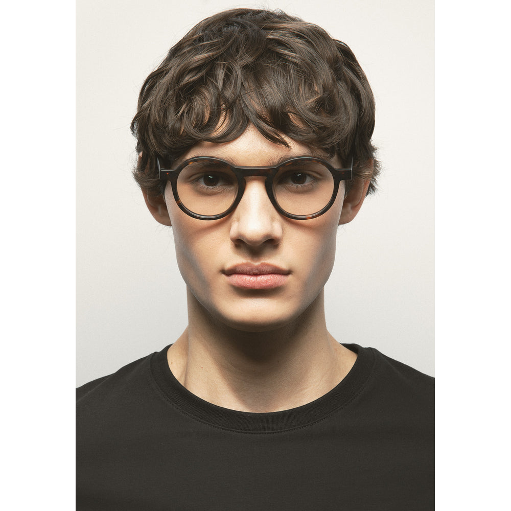 Kaleos Heller Havane Foncé Mat 02 portée, second plan - Les Lunettes de Pauline