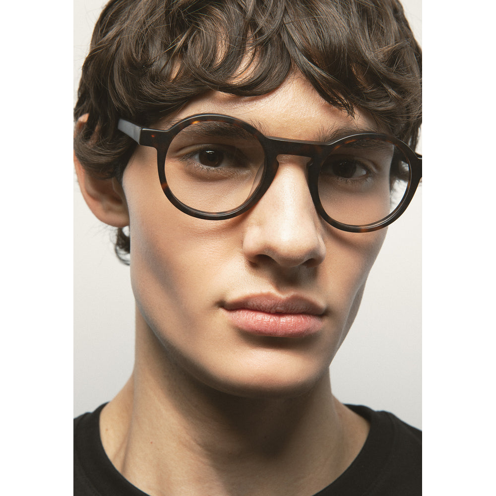 Kaleos Heller Havane Foncé Mat 02 portée, détail - Les Lunettes de Pauline
