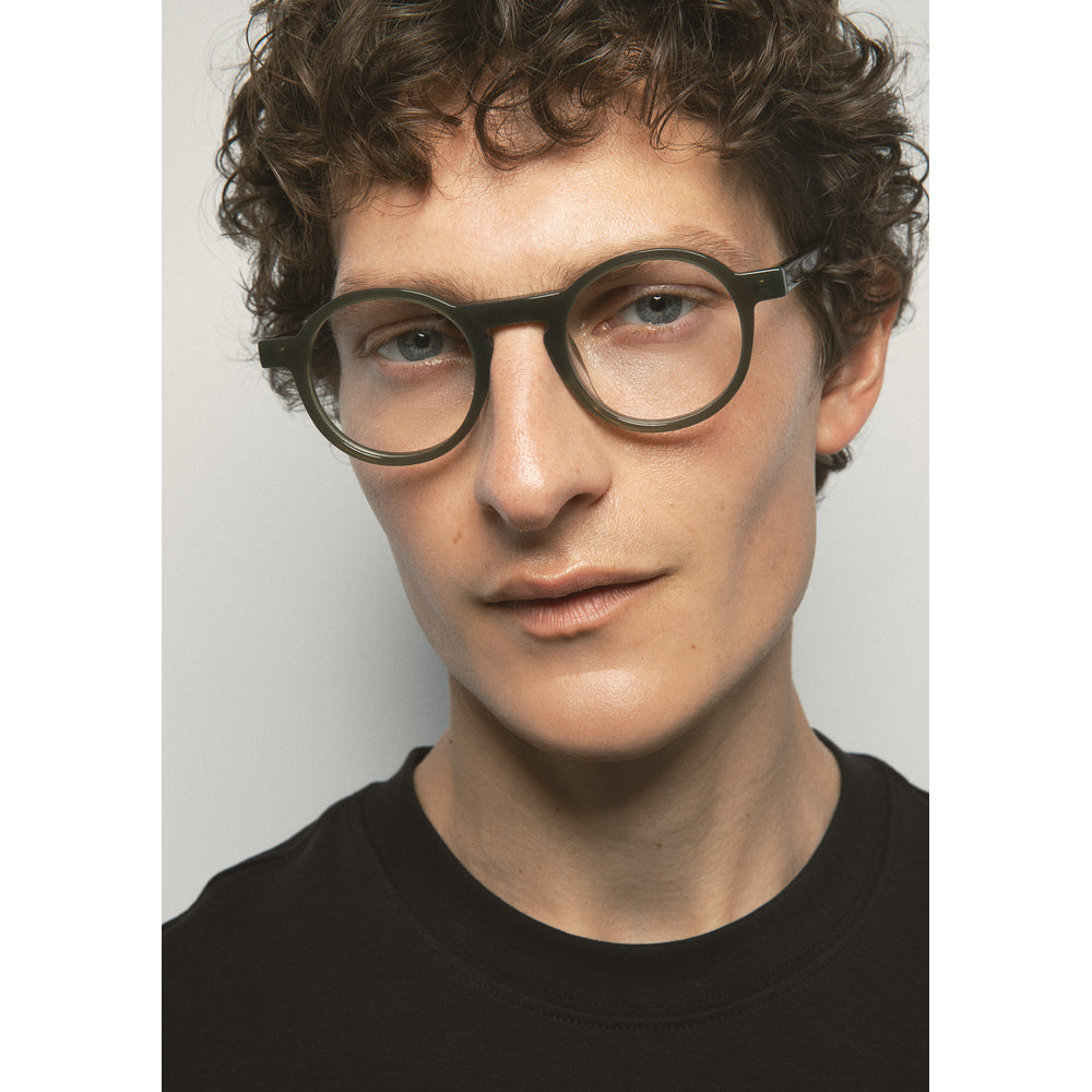 Kaleos Heller Kaki Laiteux 05 portée, détail - Les Lunettes de Pauline