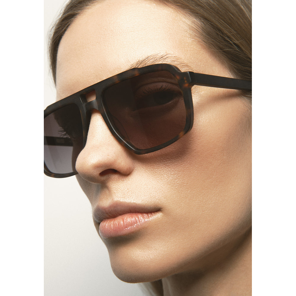 Kaleos Cervantes Havane Foncé Mat 02 portée, trois-quarts - Les Lunettes de Pauline