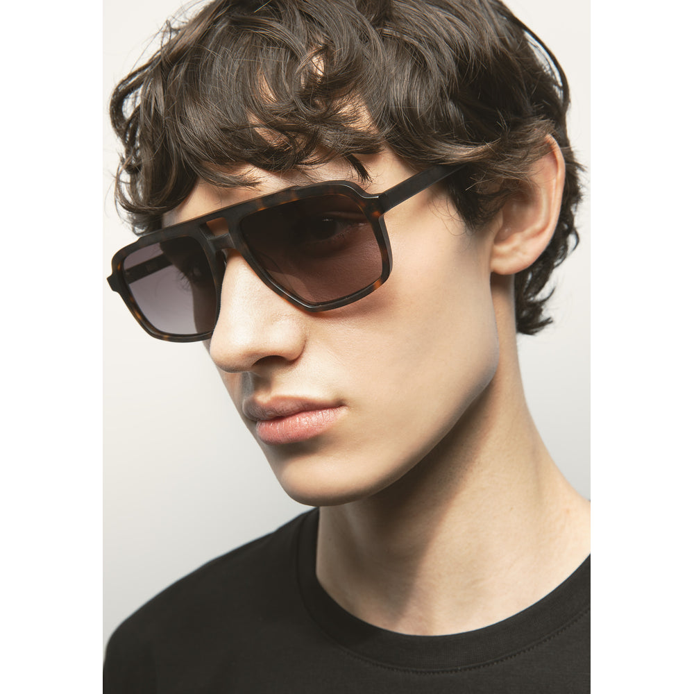 Kaleos Cervantes Havane Foncé Mat 02 portée, détail - Les Lunettes de Pauline