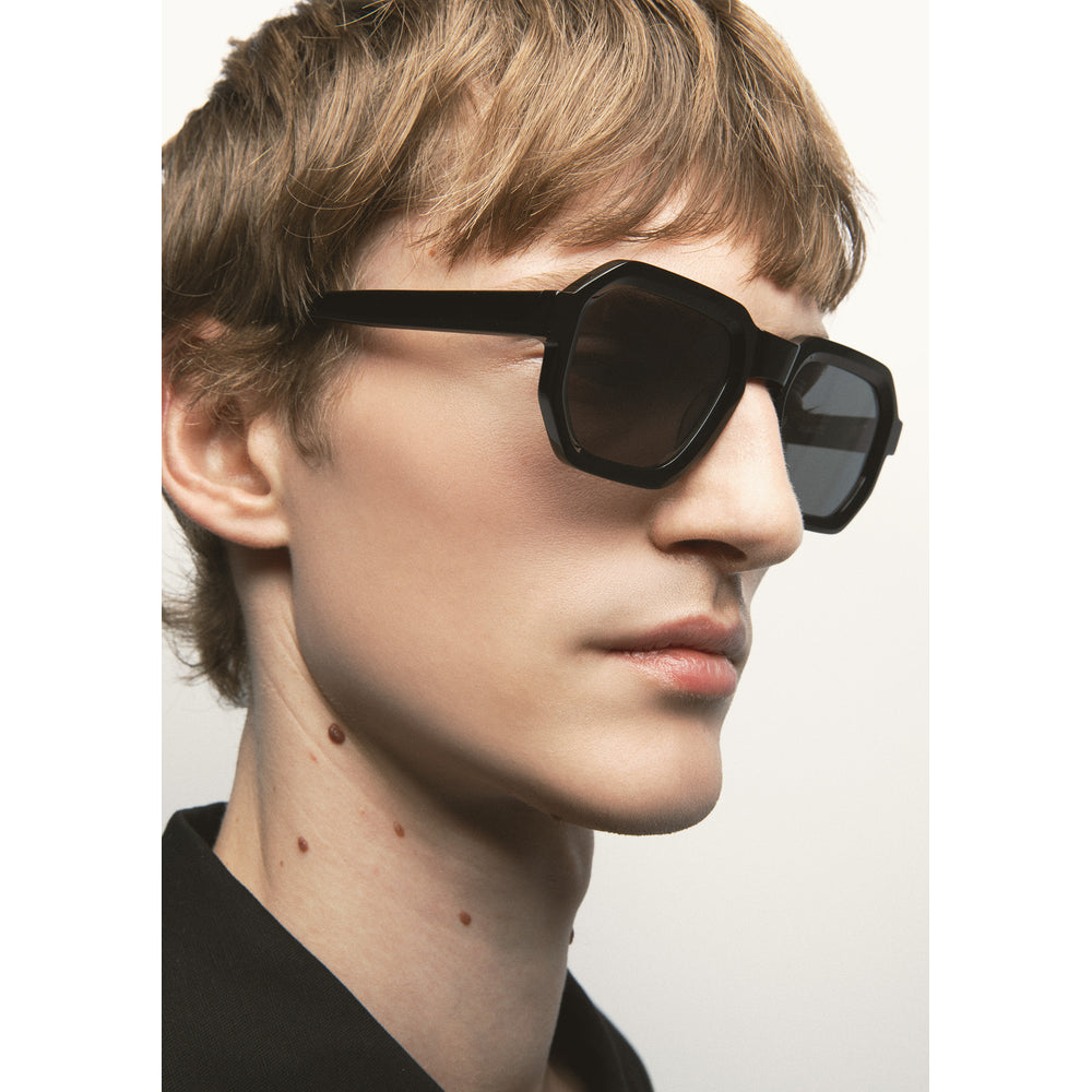 Kaleos Pearce Noir 01 portée, détail - Les Lunettes de Pauline