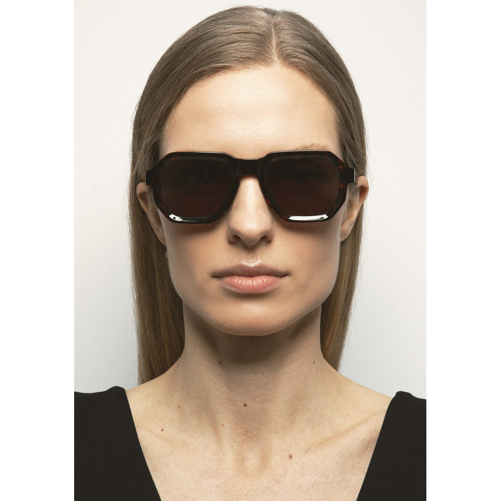 Kaleos Pearce Havane Foncé Polarisés 02 portée - Les Lunettes de Pauline