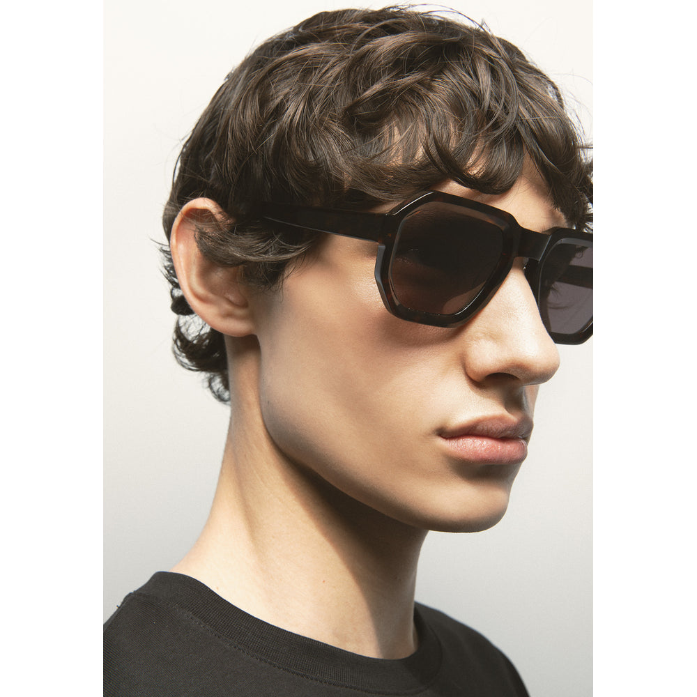 Kaleos Pearce Havane Foncé Polarisés 02 portée, détail - Les Lunettes de Pauline