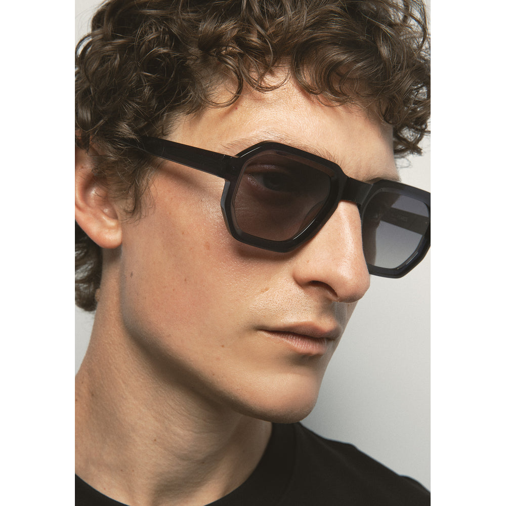 Kaleos Pearce Bleu Marine Cristal 03 portée, détail - Les Lunettes de Pauline