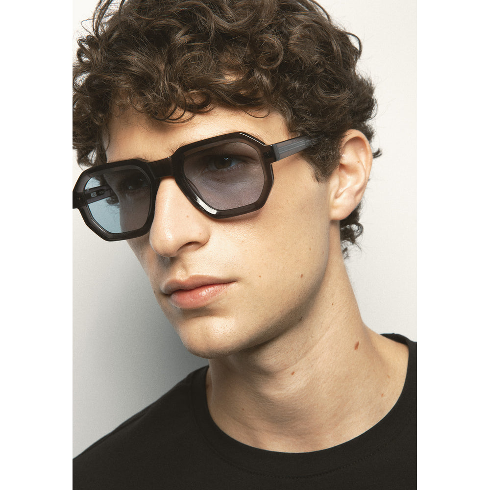Kaleos Pearce Gris Foncé Cristal Photochromique 05 portée, détail - Les Lunettes de Pauline