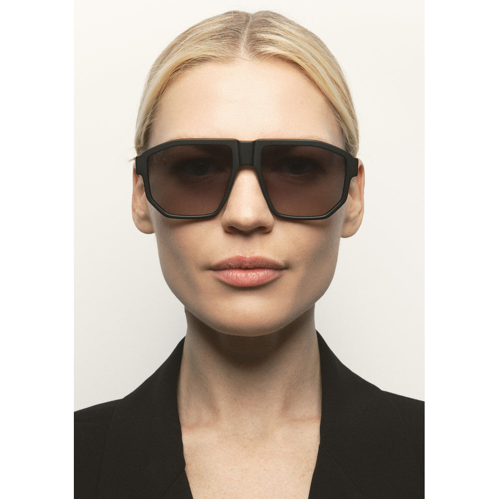 Kaleos Cade Noir Mat 01 portée - Les Lunettes de Pauline