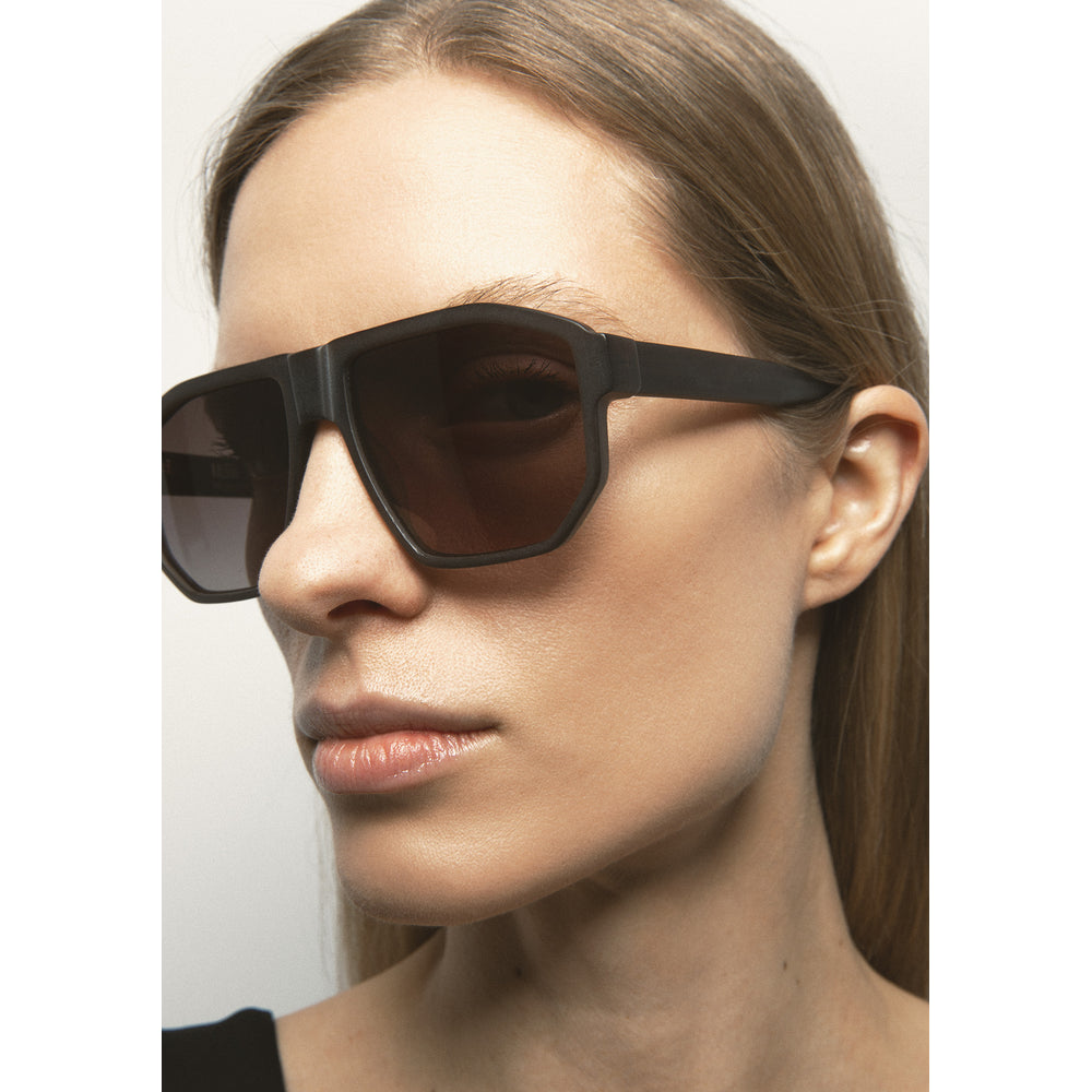 Kaleos Cade Marron Laiteux Mat 02 portée, trois-quarts - Les Lunettes de Pauline
