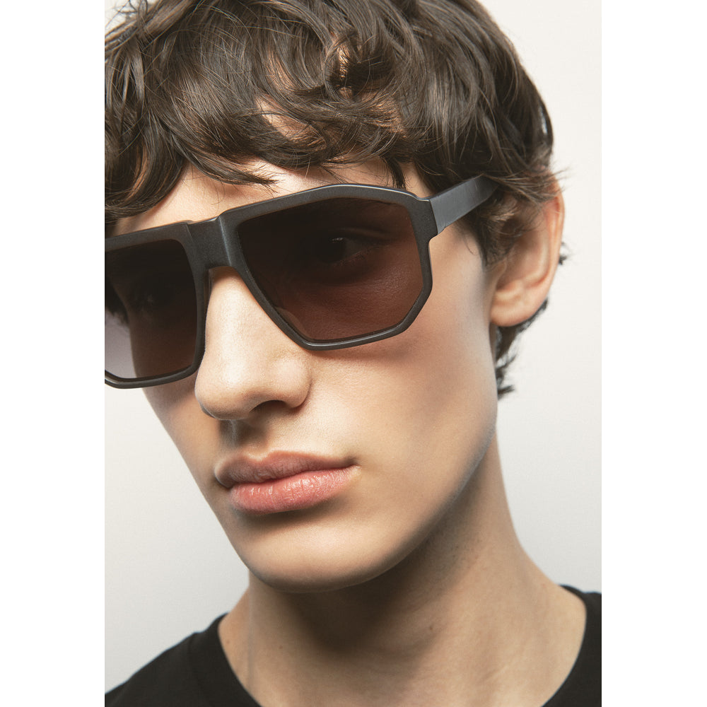 Kaleos Cade Marron Laiteux Mat 02 portée, détail - Les Lunettes de Pauline