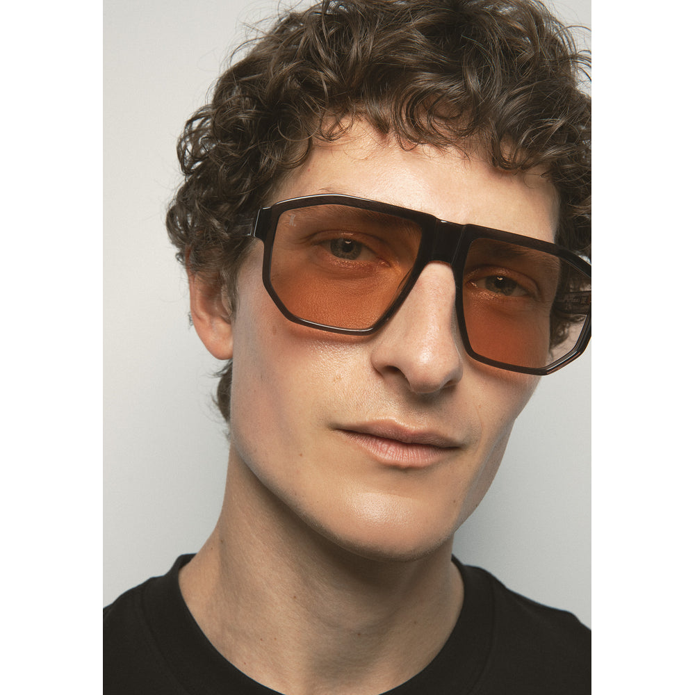 Kaleos Cade Gris Cristal Photochromique 03 portée, détail - Les Lunettes de Pauline
