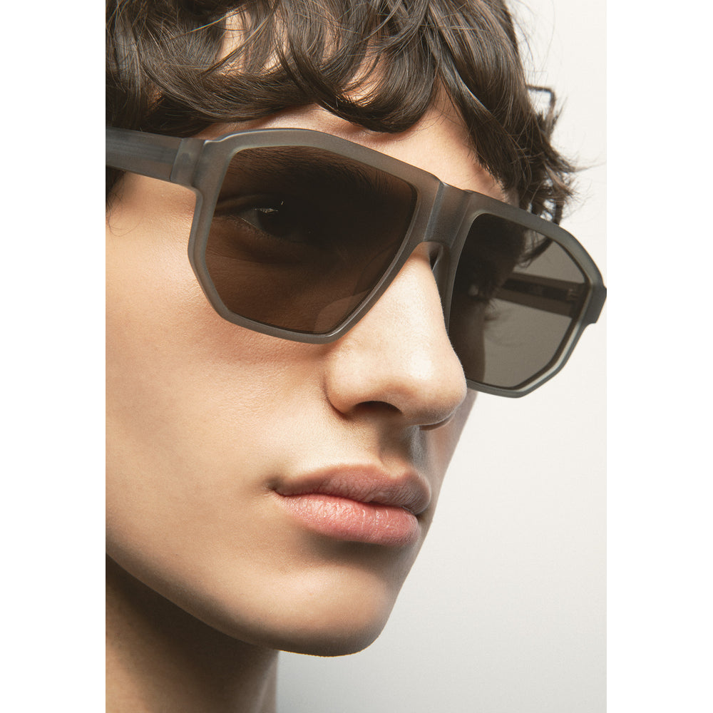 Kaleos Cade Vert Cristal Mat Polarisés 04 portée, détail - Les Lunettes de Pauline