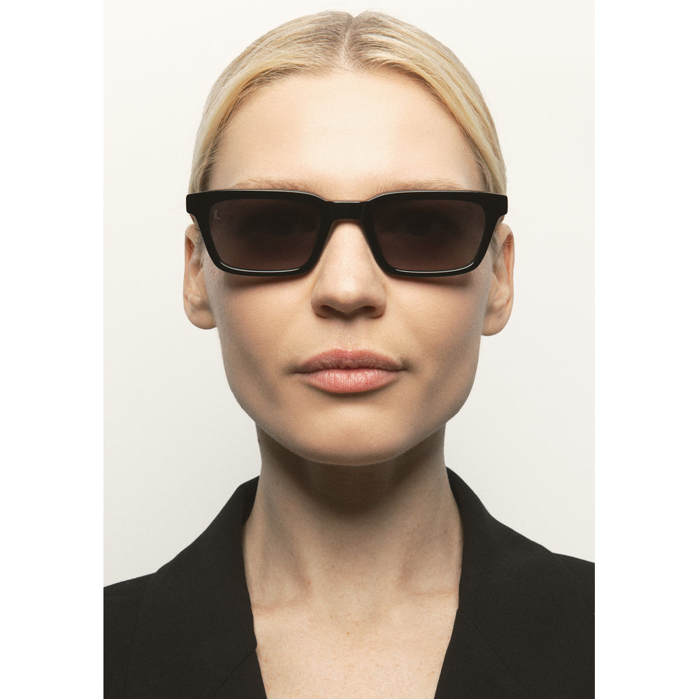 Kaleos Delgado Noir 01 portée - Les Lunettes de Pauline