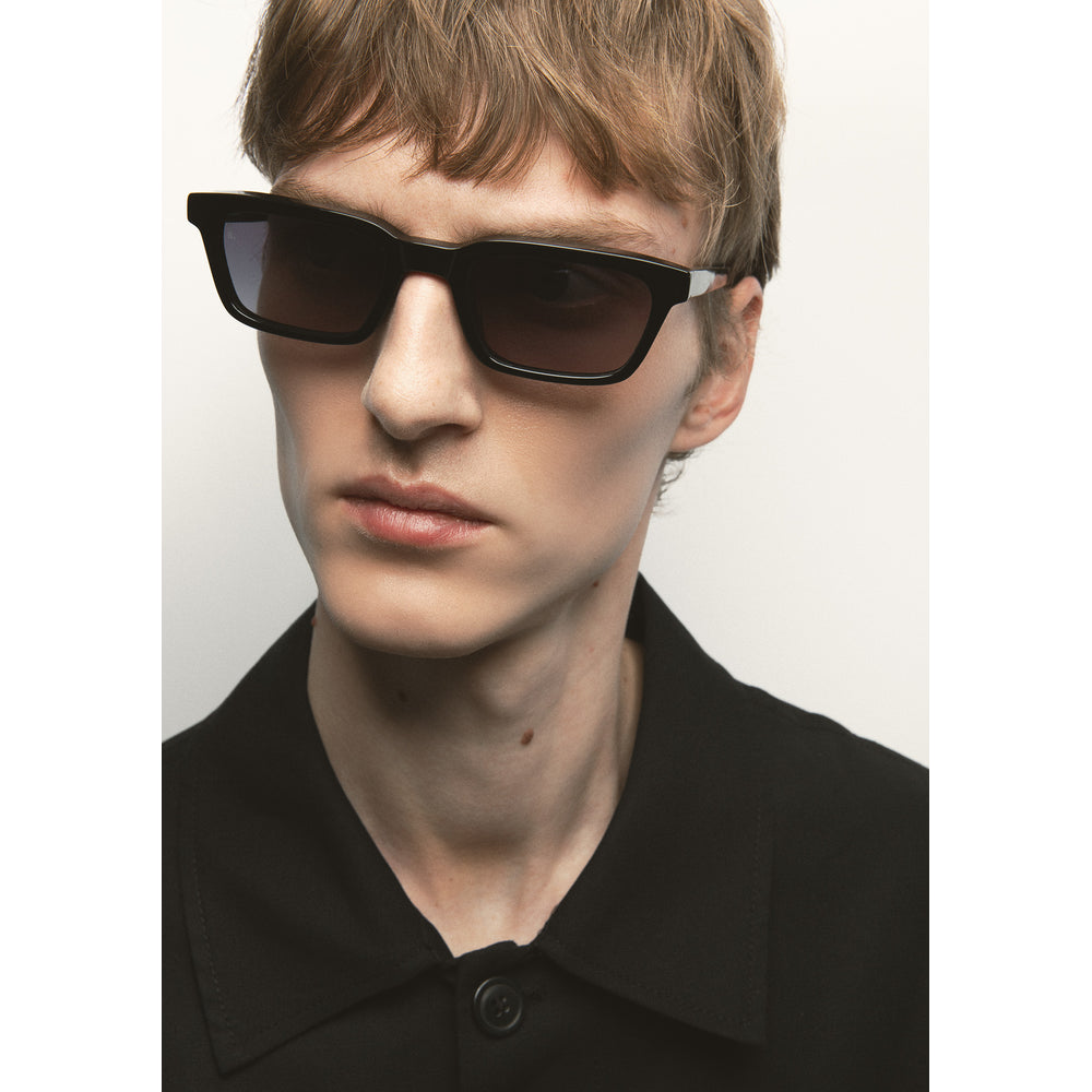 Kaleos Delgado Noir 01 portée, détail - Les Lunettes de Pauline