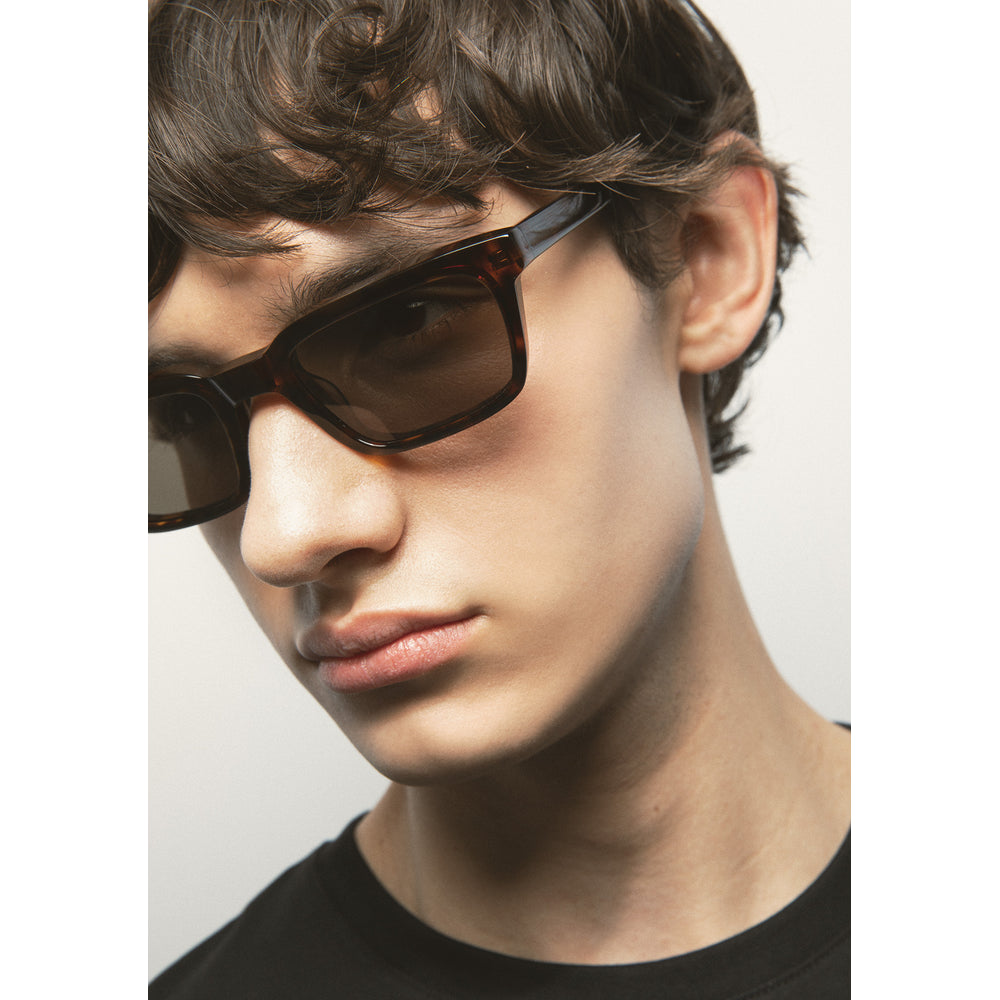 Kaleos Delgado Havane Foncé Polarisés 02 portée, détail - Les Lunettes de Pauline