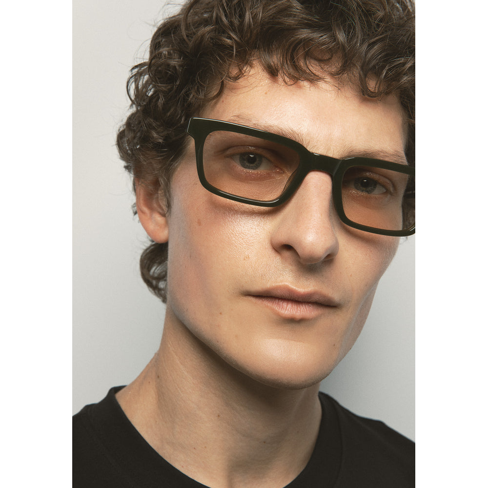 Kaleos Delgado Kaki Photochromique 03 portée, détail - Les Lunettes de Pauline