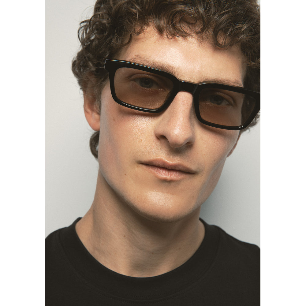 Kaleos Delgado Noir Photochromique 05 portée, détail - Les Lunettes de Pauline