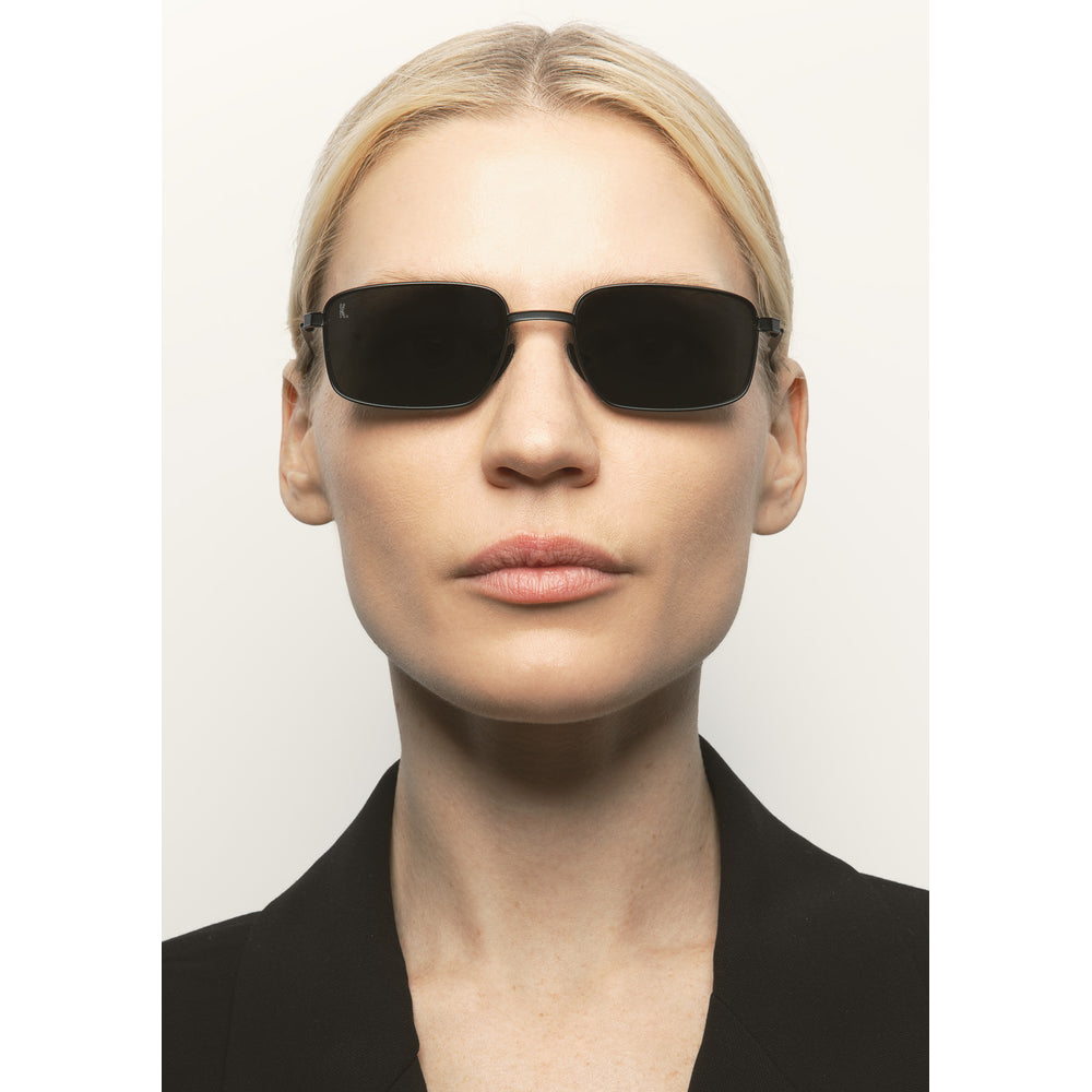 Kaleos Alton Titane Noir Mat Minéral 01 portée - Les Lunettes de Pauline