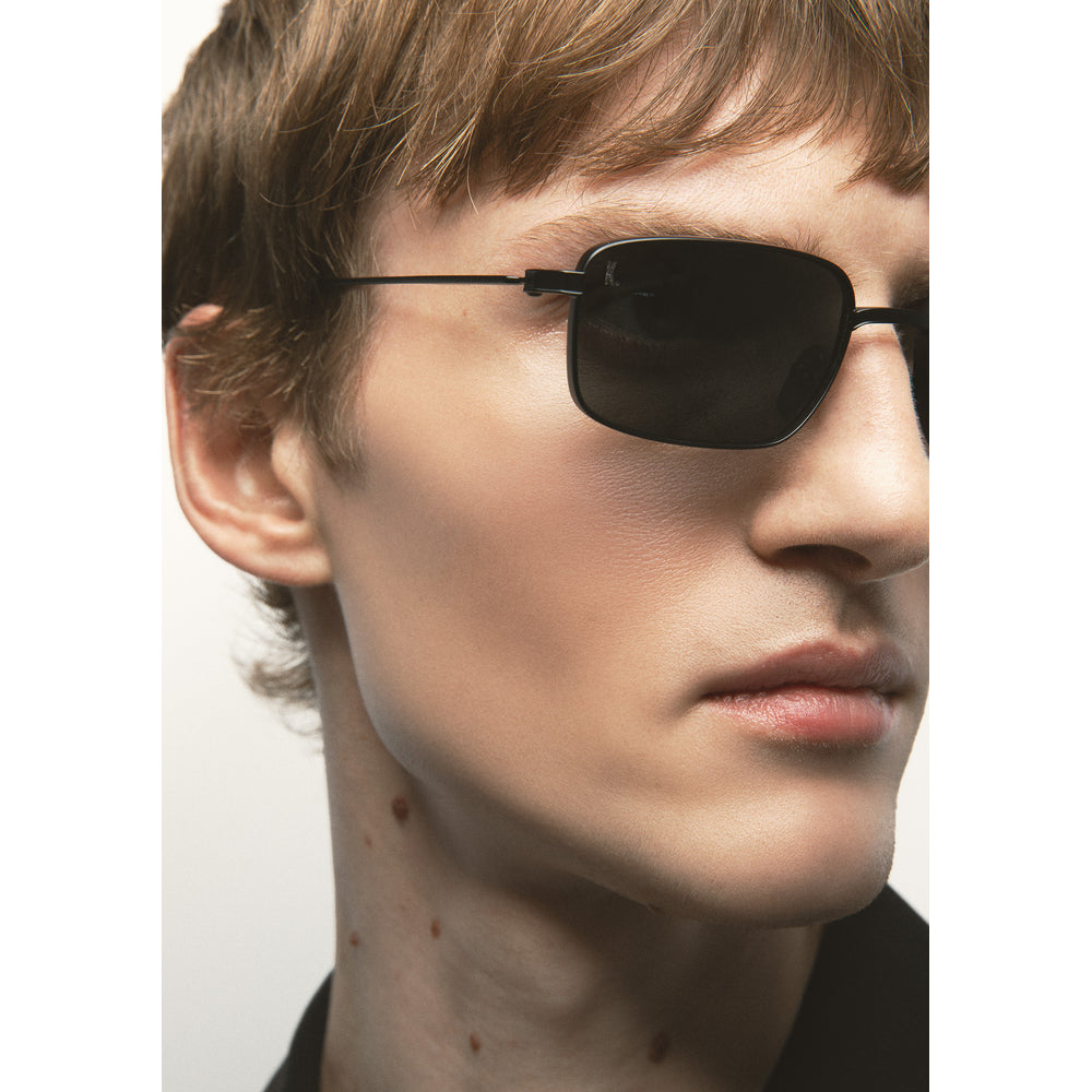 Kaleos Alton Titane Noir Mat Minéral 01 portée, détail - Les Lunettes de Pauline