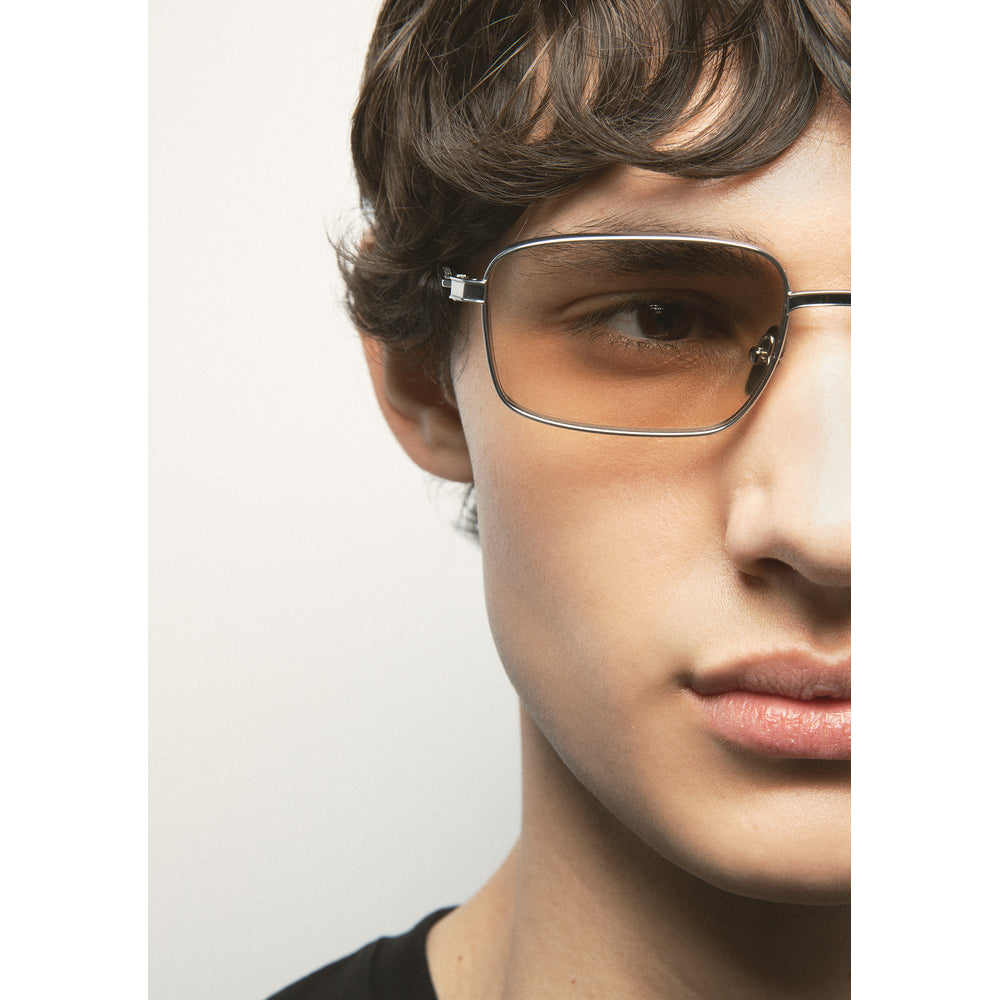 Kaleos Alton Titane Argent Photochromique 02 portée, détail - Les Lunettes de Pauline