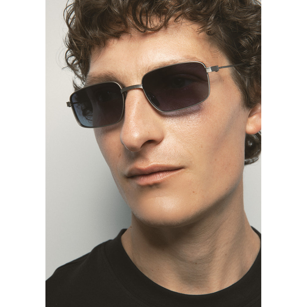 Kaleos Alton Titane Gris Anthracite Mat 03 portée, détail - Les Lunettes de Pauline
