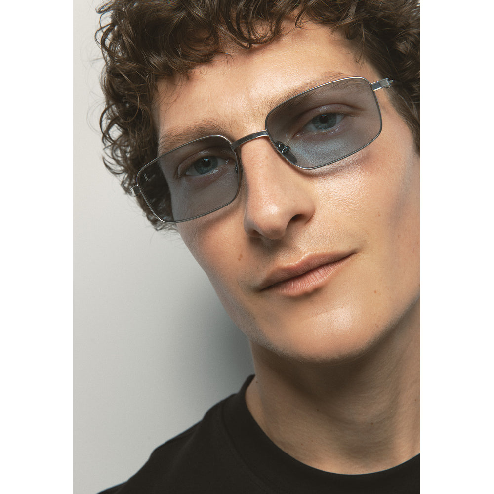 Kaleos Alton Titane Argent Photochromique 05 portée, détail - Les Lunettes de Pauline