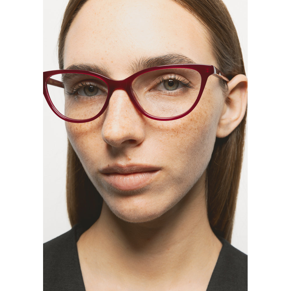 Kaleos Staples Cerise Laiteux 03 portée, trois-quarts - Les Lunettes de Pauline