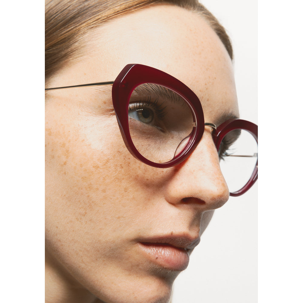 Kaleos Kostich Cerise Laiteux 03 portée, trois-quarts - Les Lunettes de Pauline