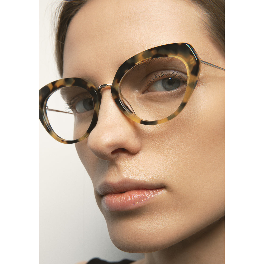 Kaleos Kostich Havane Moucheté 06 portée, trois-quarts - Les Lunettes de Pauline