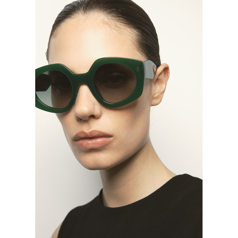 Kaleos Almeida Vert Laiteux 05 portée, trois-quarts - Les Lunettes de Pauline