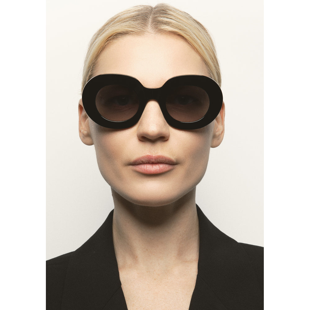 Kaleos Darling Noir 01 portée - Les Lunettes de Pauline