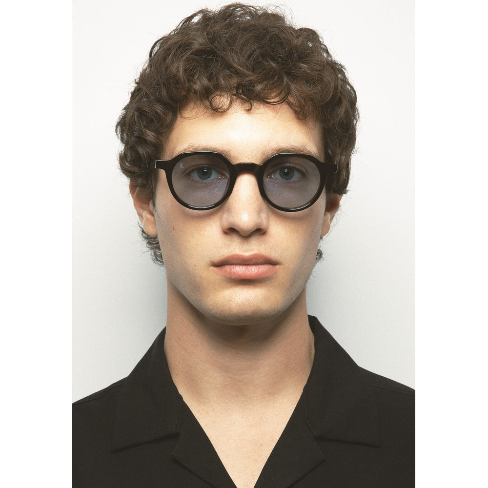 Kaleos Scott Havane Foncé Photochromique 02 portée, second plan - Les Lunettes de Pauline