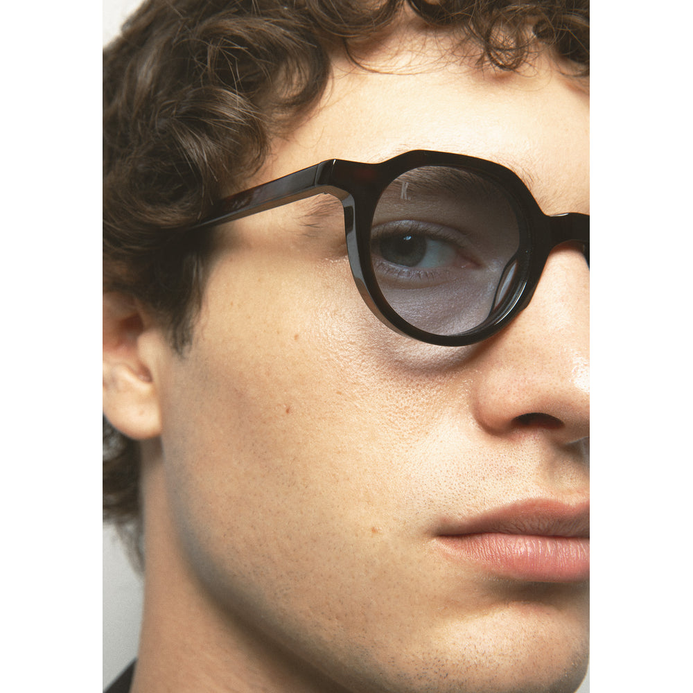 Kaleos Scott Havane Foncé Photochromique 02 portée, détail - Les Lunettes de Pauline
