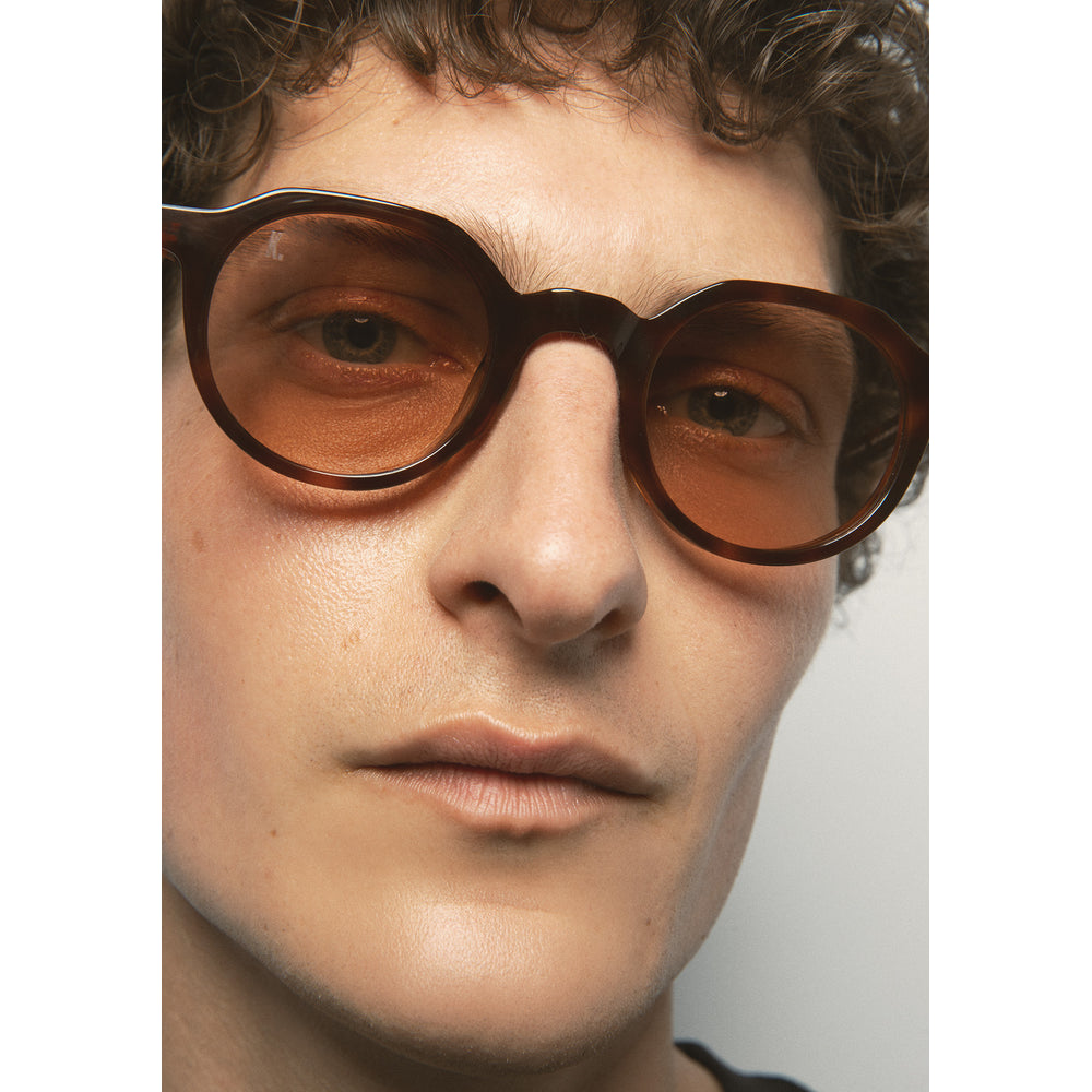Kaleos Scott Havane Photochromique 04 portée, détail - Les Lunettes de Pauline