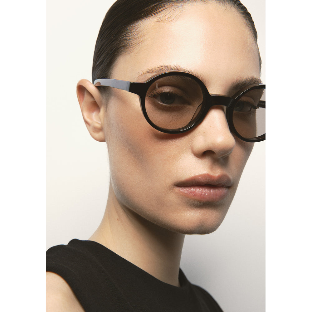 Kaleos Higgins Havane Foncé 02 portée, trois-quarts - Les Lunettes de Pauline