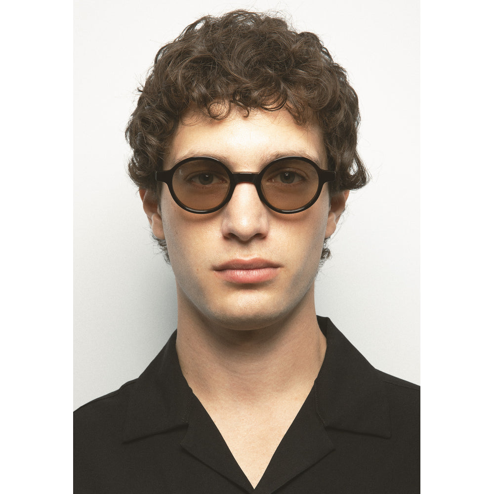 Kaleos Higgins Havane Foncé 02 portée, second plan - Les Lunettes de Pauline