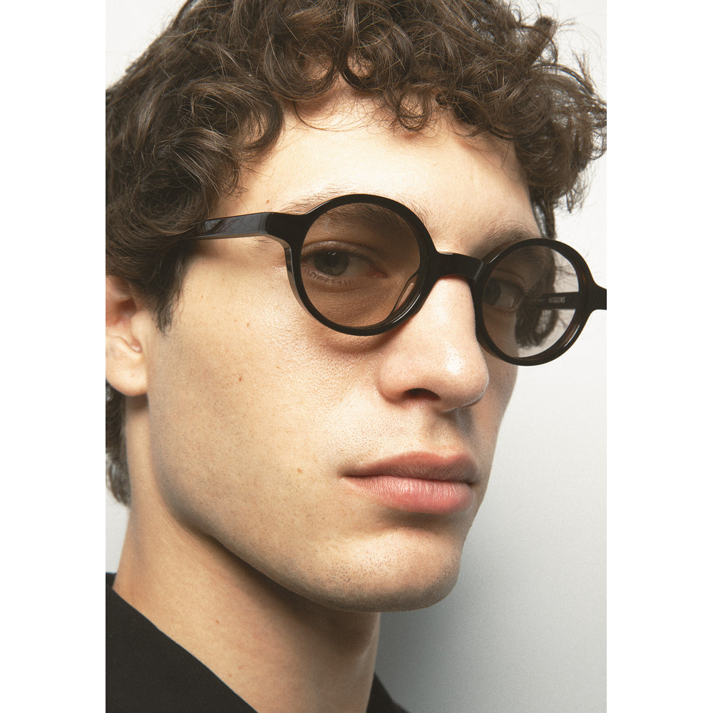 Kaleos Higgins Havane Foncé 02 portée, détail - Les Lunettes de Pauline
