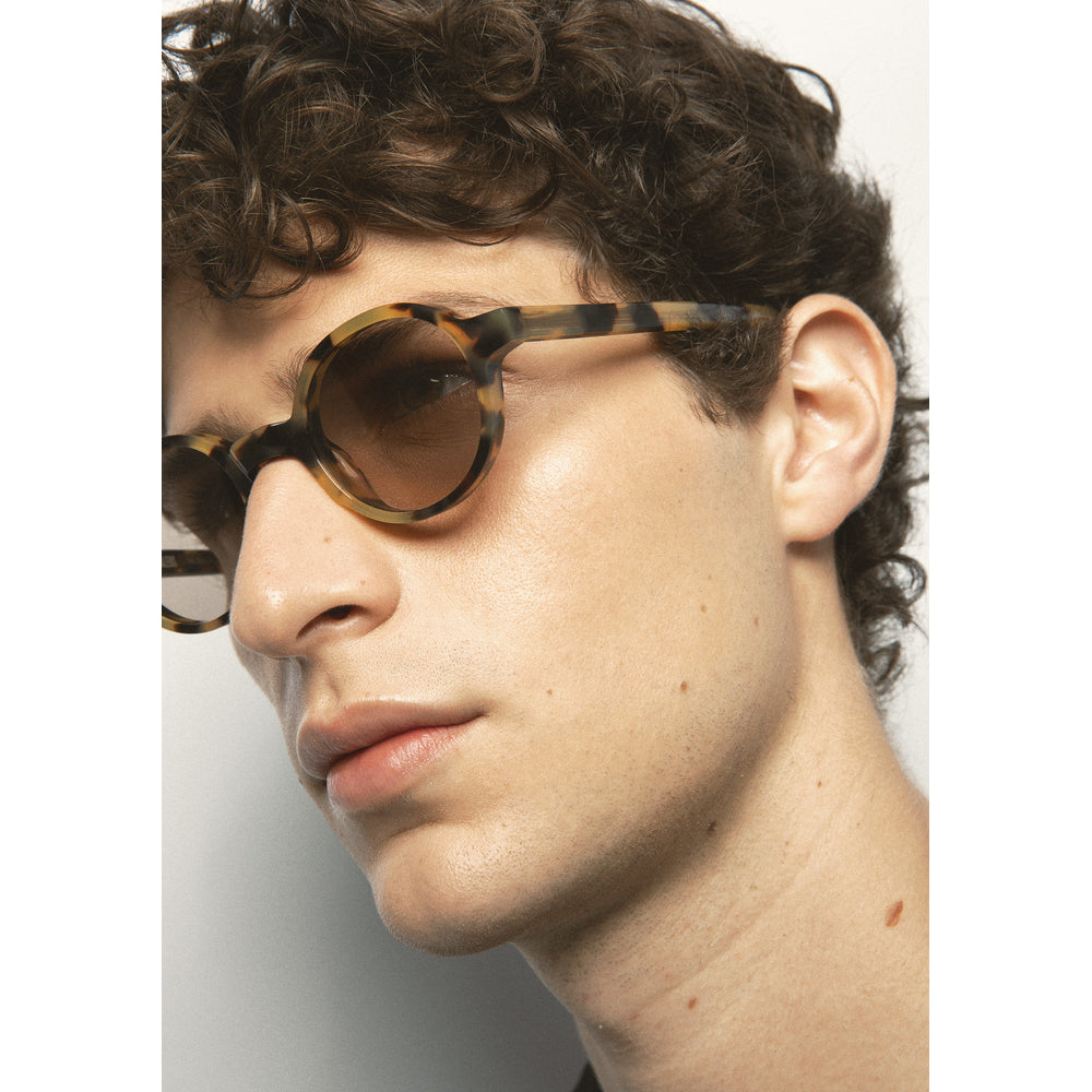 Kaleos Higgins Havane Moucheté 03 portée, détail - Les Lunettes de Pauline
