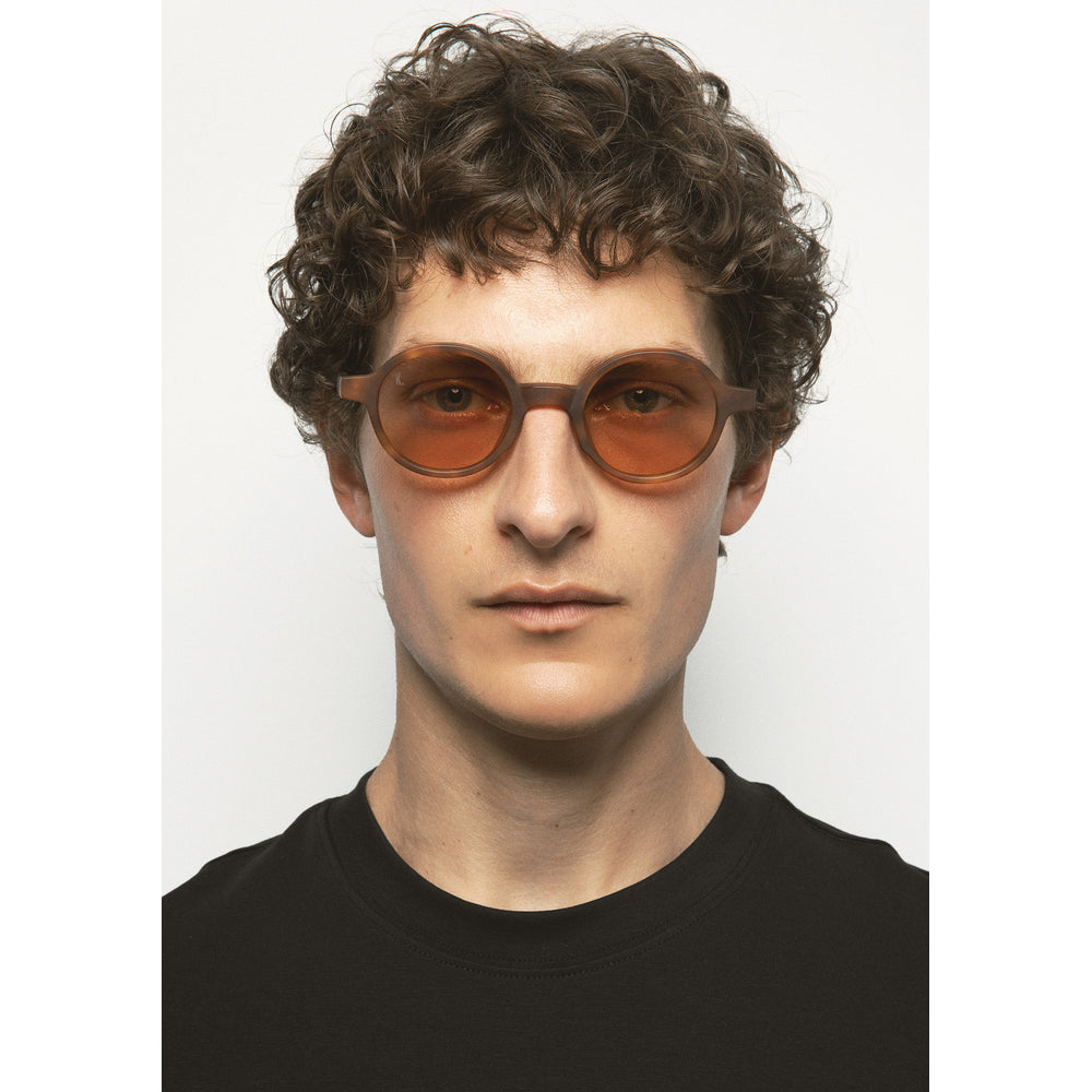 Kaleos Higgins Havane Ambré Mat 04 portée - Les Lunettes de Pauline
