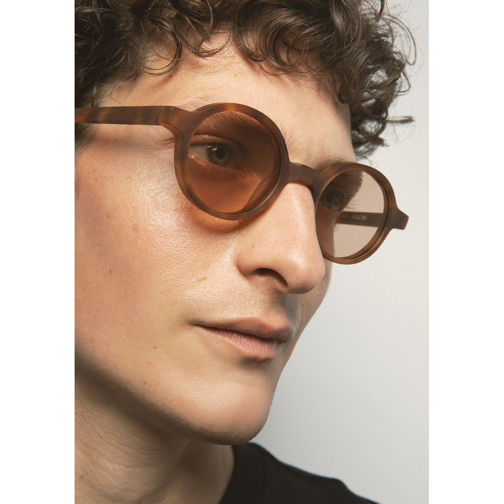 Kaleos Higgins Havane Ambré Mat 04 portée, trois-quarts - Les Lunettes de Pauline