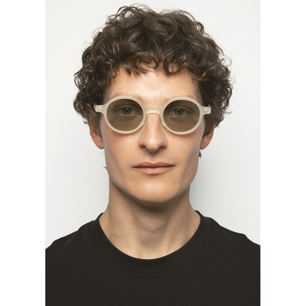 Kaleos Higgins Jaune Cristal Mat 05 portée, second plan - Les Lunettes de Pauline
