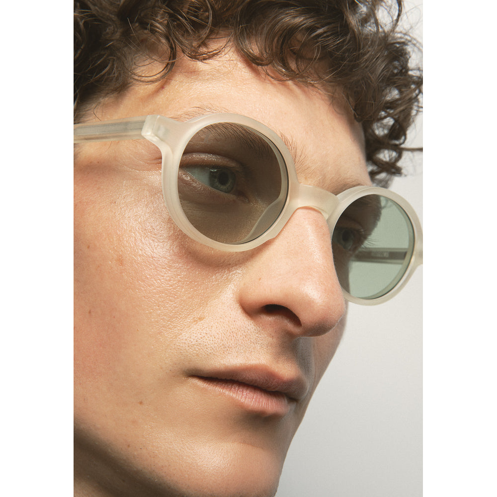 Kaleos Higgins Jaune Cristal Mat 05 portée, détail - Les Lunettes de Pauline
