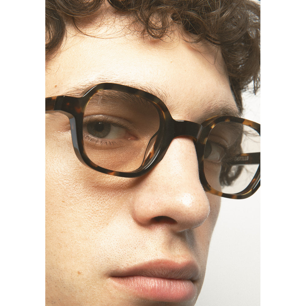 Kaleos Castillo Havane Foncé Photochromique 02 portée, détail - Les Lunettes de Pauline