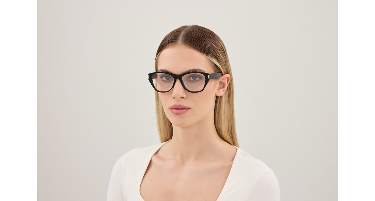 Saint Laurent Corner Angle SL 929 Noir 001 portée - Les Lunettes de Pauline