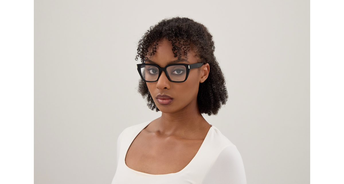 Saint Laurent Corner Angle SL 930 Noir 001 portée - Les Lunettes de Pauline
