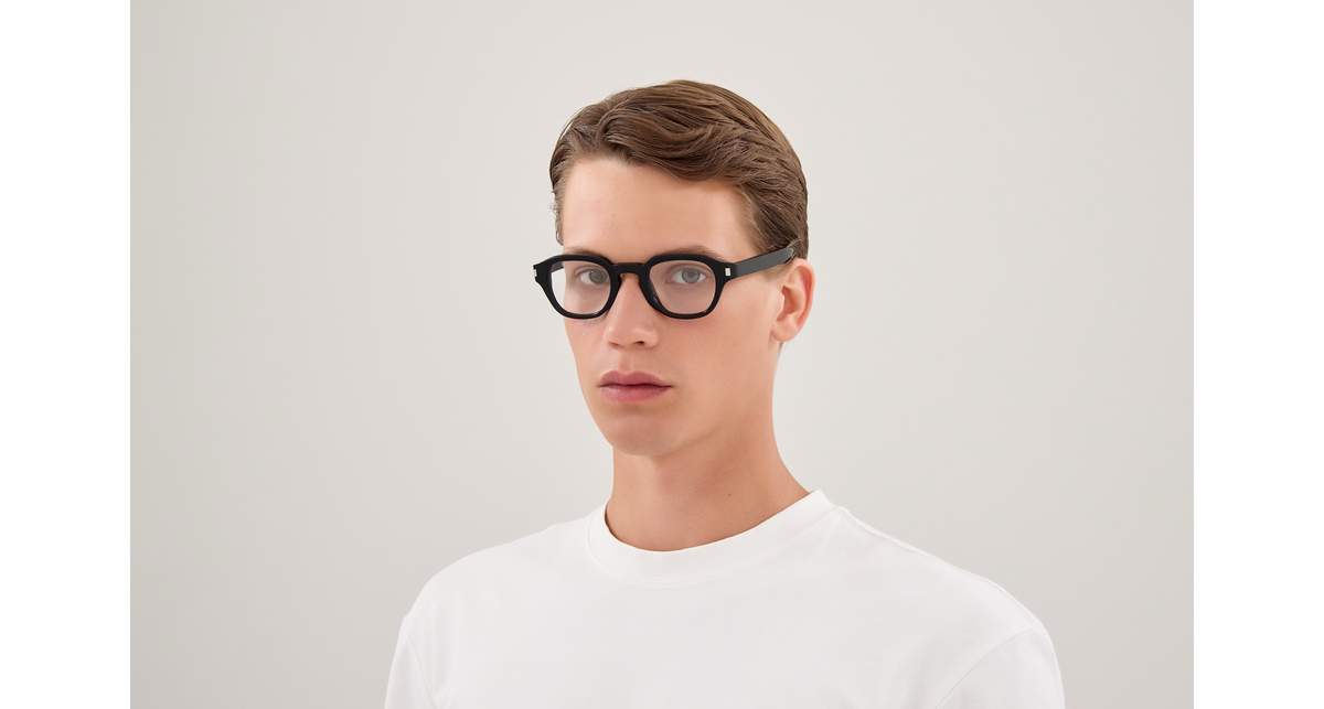 Saint Laurent Corner Angle SL 946 OPT Noir 001 portée - Les Lunettes de Pauline