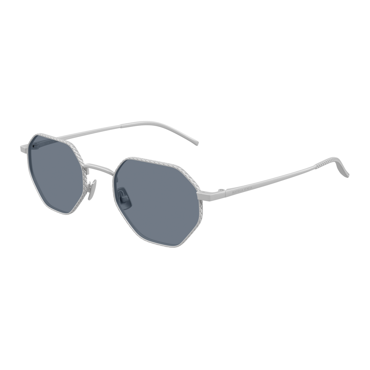 Bottega Veneta BV1471S Argenté Verres Bleus 004 de trois-quarts - Les Lunettes de Pauline