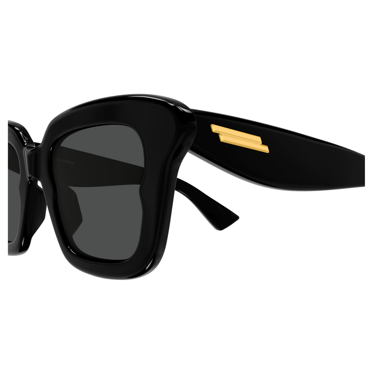 Bottega Veneta BV1493S Noir 001 en détail des branches - Les Lunettes de Pauline