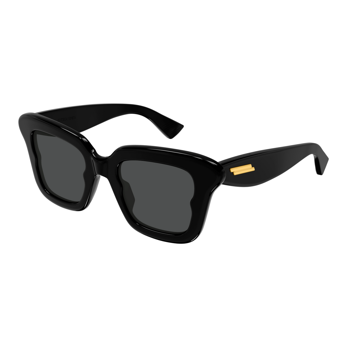Bottega Veneta BV1493S Noir 001 de trois-quarts - Les Lunettes de Pauline