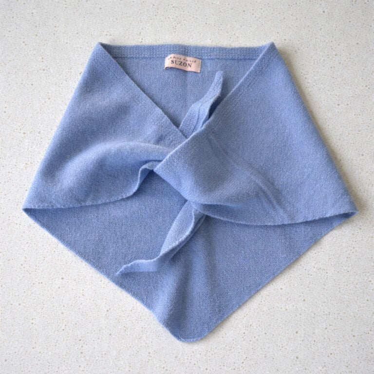 Foulard triangle SUZON 100% laine bleu ciel - Les Lunettes de Pauline